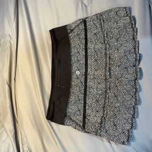 Lululemon Pace Rival skirt 13” regular, black and white floral, size 4 regular